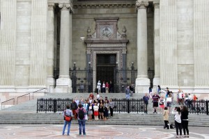 dron a bazilika elott